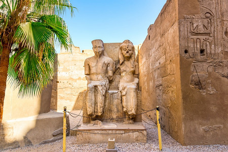 卢克索历史树法老及其妻子在埃路克索寺的坐长和妻子雕像图片