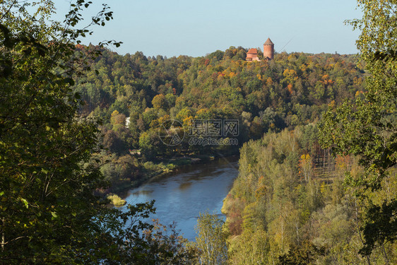 拉脱维亚语绿色自然2019年月7日拉脱维亚旧城堡西格勒达市用红砖在树木周围建造黄叶为图片