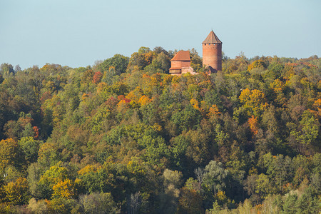 2019年月7日拉脱维亚旧城堡西格勒达市用红砖在树木周围建造黄叶为九月废墟老的图片