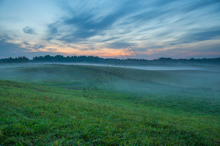 景观乡村的全拉脱维亚克斯瓦市Kraslava清晨阳光草地树木和雾风照了2018年旅游照片图片