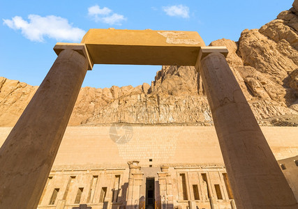 柱子太平间底比斯赫谢普苏特寺庙的拱门在卢克索沙漠悬崖之间图片