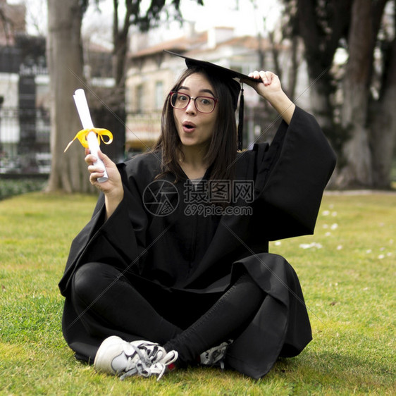 坐在草坪上的毕业生图片