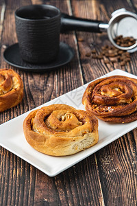 可口填充螺旋苹果蛋糕或松饼在木本底加一杯咖啡新鲜圆形的图片