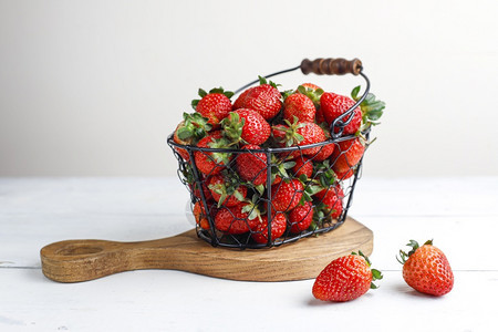 一种黄油饼干鲜甜美味的草莓在篮子顶端风景健康图片