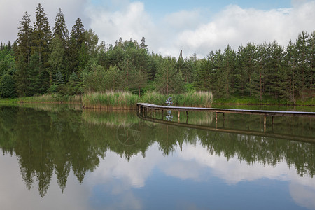 经过包围拉脱维亚阿马特西姆斯市Amatciems一个清洁的湖泊周围环绕着绿色自然娱乐区花园图片