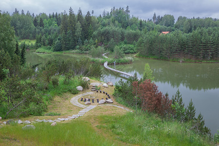 蓝色的拉脱维亚阿马特西姆斯市Amatciems一个清洁的湖泊周围环绕着绿色自然娱乐区场景君图片