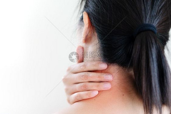 颈部疼痛不适的女性图片