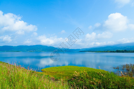 景观高的山湖综合岩层雾覆盖了早上的高峰会安静图片