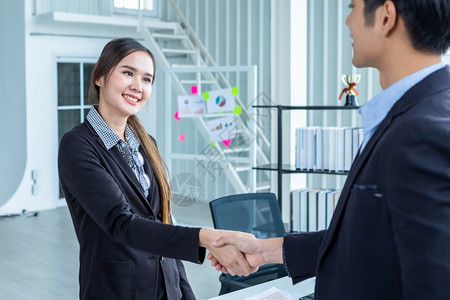 团队专业的女商人和在合同签订或握手问候协议后的办公室背景下握手商业表达了信心大胆和成功的概念会议图片