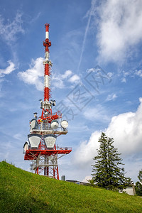卫星电信号通塔的一部分配有控制装置和用于移动通信的天线发射器和中继以及因特网垂直视EIT图片
