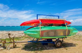 博内尔岛海边滩上装有独木舟或卡贾克的拖车船运输动图片