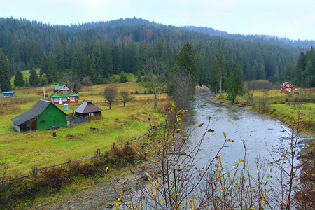 季节旅游喀尔巴阡山林中乌克兰村庄的多山河流淌在Krbathian山脉森林中的Kruz村山上林地图片