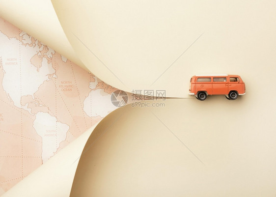 宽的带有世界玩具面包车的旅游概念和世界玩具面包车的美丽摄影旅行概念国民全世界图片