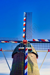 传统的遗产发电机荷兰蓝天下的传统荷兰风车特写蓝天下色彩缤纷的传统荷兰风车特写图片