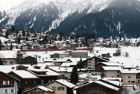 冬季雪山村庄图片