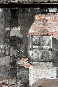 古老的砖墙结构抽象的粗制破碎腐蚀坏损的石膏和旧木窗灰泥框架破碎的图片