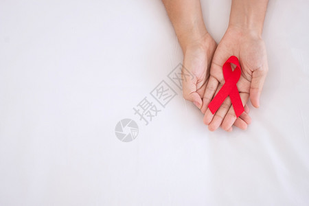 男子持有红丝带支人们生活和疾病保健安全概念12月世界艾滋病日意识月WorldAidsDay药物艾滋图片
