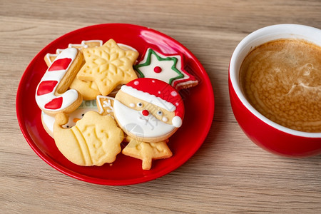 圣诞快乐有自制饼干和咖啡杯在木桌背景的圣诞晚会派对节假日和新年快乐概念活喜庆的克劳斯图片