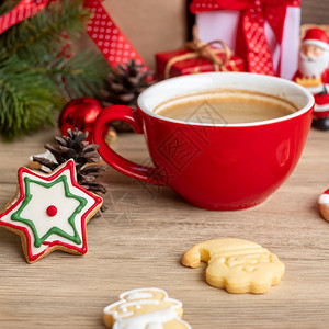 圣诞快乐有自制饼干和咖啡杯在木桌背景的圣诞晚会派对节假日和新年快乐概念饮料曲奇饼雪图片
