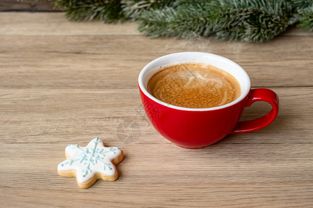 马克杯季节圣诞快乐有自制饼干和咖啡杯在木桌背景的圣诞晚会派对节假日和新年快乐概念食物图片