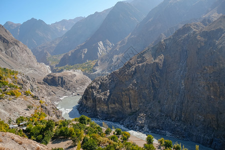 风景绿色印度河沿巴基斯坦GilgitBaltistan公路的卡拉科姆山上流经印度河旅行图片