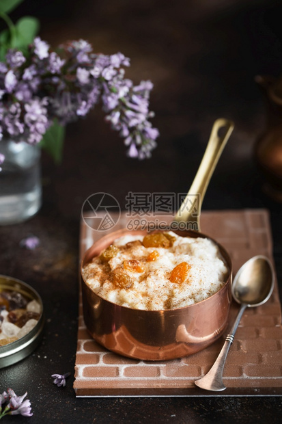 糖厨房Oatmeal粥配有葡萄干和肉桂的Oatmeal粥用铜cocotteOatmeal做早餐用Vantage风格摄影素食主义者图片