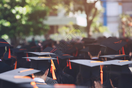 幸福程度毕业学生成绩文凭证书获得学术的多民族高清图片素材