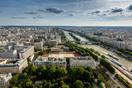 历史旅游从法国巴黎埃菲尔铁塔到塞纳河和伯尔哈凯姆角的空中观察结构体图片
