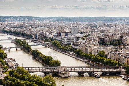 自由屋云从法国巴黎埃菲尔铁塔到塞纳河和伯尔哈凯姆角的空中观察图片