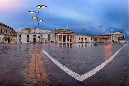 城市景观的圣乔治广场全景马耳他瓦莱塔雷雨清晨正方形图片