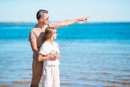 腿复制旅行年轻女士在海滩上有空气床垫在海滩上放松的年轻快乐女士图片