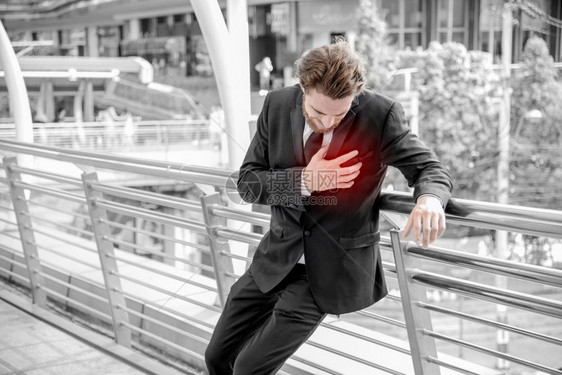 生意人心脏病发作胸口握着手的部速度办公室套装图片