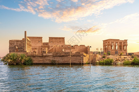 埃及阿斯旺省尼罗河的菲莱岛和特拉扬尔斯柯基奥克岛历史水访问图片
