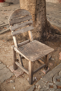 单身的将旧木椅放在沿路树下埋地上破裂椅子图片