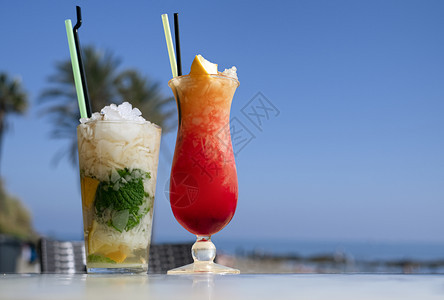 莫吉托和桑弗朗西斯科鸡尾酒在海滩上吧的桌子朗姆酒茶点奢华图片