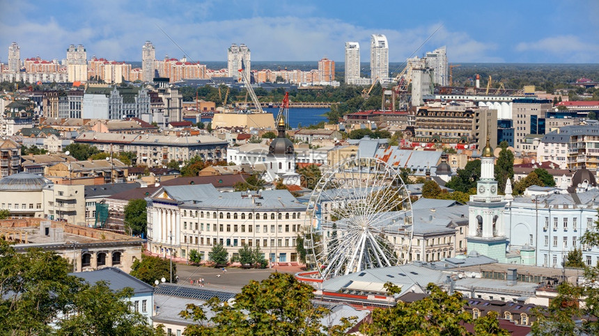 一种建筑学古老的基辅城市Podolsky区景象旧广场有摩机轮和钟楼带有金顶Dnipro河和许多城市建筑夏季城市基辅的景观俯视着旧图片