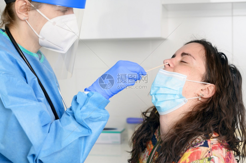 医生给患者做鼻拭子检测图片