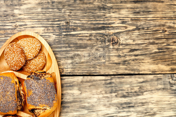白色的自制新鲜面包籽和芝麻饼干放在木制厨房板上旧木表面特写复制空间自新鲜面包籽和饼干放在木制厨房板上旧木表面关闭向上老的棕色图片