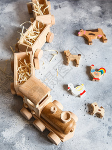 童年饼干配有马车的木火带马的木火建筑天然木材搭建教育设备儿童乘着各种货车载运的物木机车玩具图片