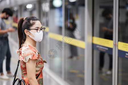 在地铁站戴口罩的女性图片