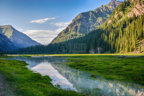 远足湖旅游山上有着美丽的鲜青绿山牧场有反射和森林的河流TerskeyAlatoo山TianShanKarakol吉尔斯坦图片