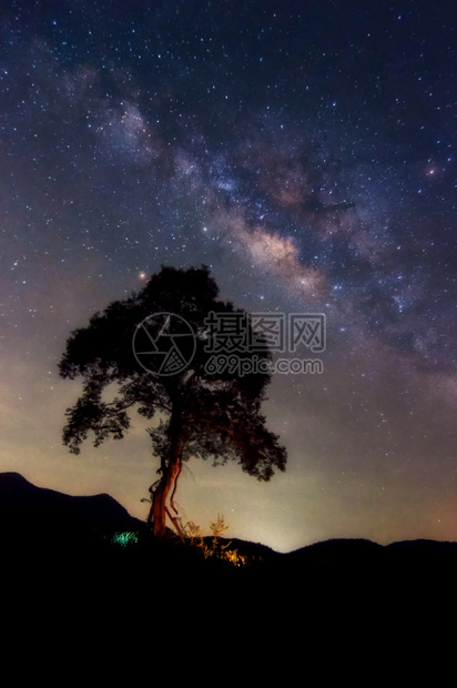 螺旋银河系与宇宙中的星和太空尘埃夜上的黄道带光在山景上的树云移动PhuSawan水库Phetchaburi山景深的夜晚图片