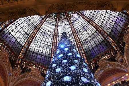 女士201年月日法国巴黎的GalleriesLafayette圣诞树与香水交换展厅201年月日法国巴黎许多著名的香水品牌代表着它图片