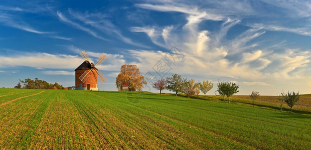 美丽的秋季风景日落时有旧风车美丽的蓝天空秋季Chvalkovice的多彩自然背景捷克爬坡道荷兰场地图片