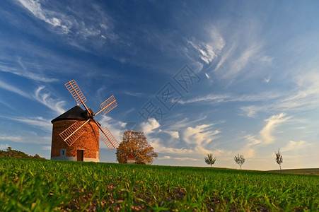 秋天美丽的季风景日落时有旧风车美丽的蓝天空秋季Chvalkovice的多彩自然背景捷克磨落下图片