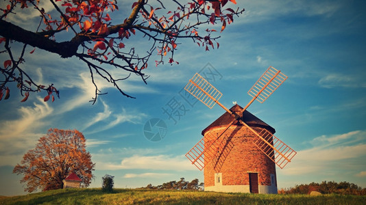 云美丽的秋季风景日落时有旧风车美丽的蓝天空秋季Chvalkovice的多彩自然背景捷克场景绿色图片