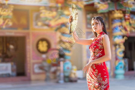 裙子快乐的美丽亚洲年轻女子身着传统红青山装饰在泰国华神庙举办中新年节盛会的风向节日活动校对Portnoy图片