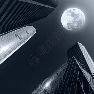 商业与现代摩天大楼一起在全月夜黑暗天空中与时俱进的抽象未来城市景色轮廓观图片