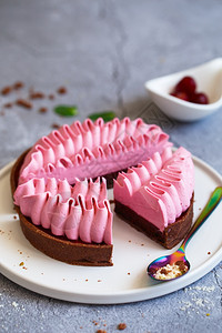 生日素食主义者短的美味小型果饼甜点和鲜心厨师食蛋糕做的樱桃奶油巧克力馅饼图片