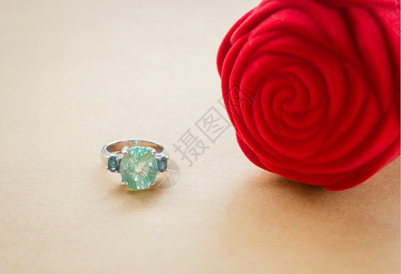 绿色美丽的宝石精金珠戒指股票照片情人节图片
